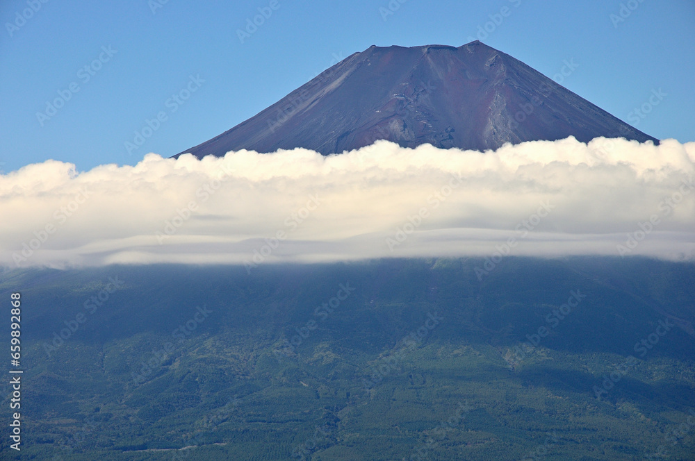 道志山塊の杓子山山頂より望む夏の富士山
