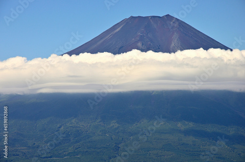 道志山塊の杓子山山頂より望む夏の富士山 