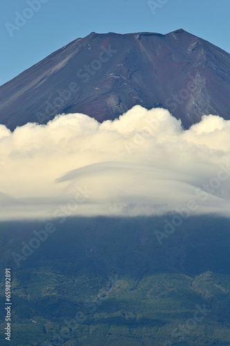 道志山塊の杓子山山頂より望む夏の富士山 