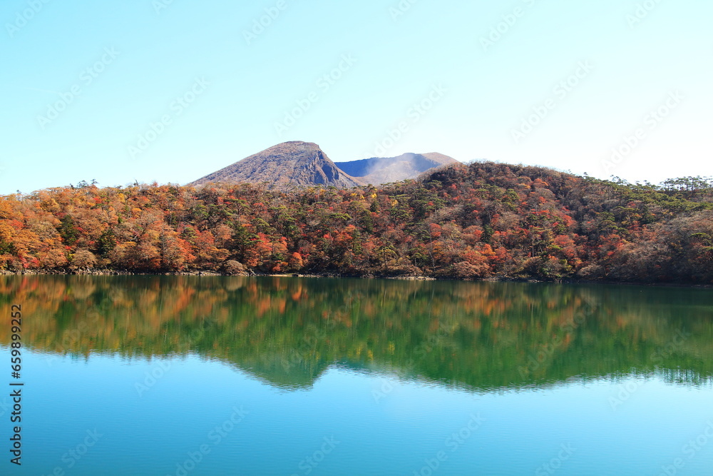 韓国岳の見える六観音御池の美しい紅葉