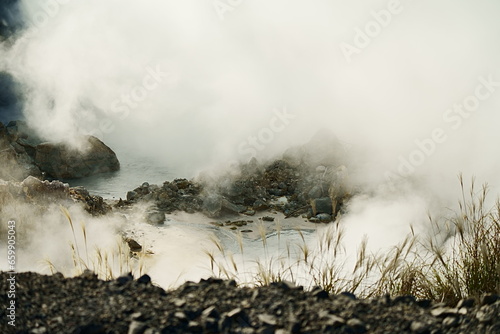 ブクブクと沸騰する火山地帯の地熱