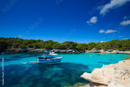 Krajobraz morski i widok na skaliste wybrzeże, pocztówka z podróży, wakacje i zwiedzanie hiszpańskiej wyspy Menorca, Hiszpania © anettastar