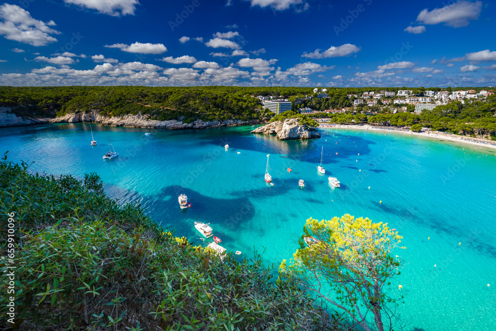 Obraz na płótnie Krajobraz morski i widok na skaliste wybrzeże, pocztówka z podróży, wakacje i zwiedzanie hiszpańskiej wyspy Menorca, Hiszpania w salonie