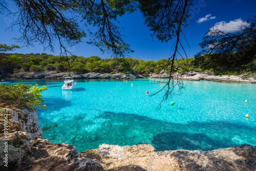 Skaliste wybrzeże wyspy Menorca, krajobraz