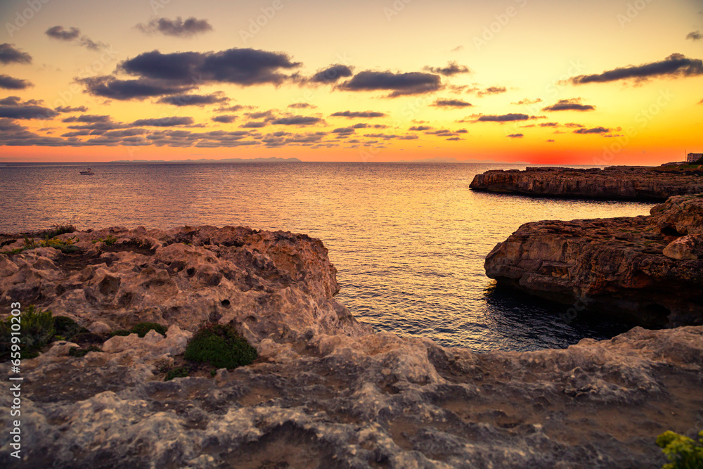  Zachód słońca i wypoczynek, krajobraz morski i widok na skaliste wybrzeże, miły i ciepły wieczór na hiszpańskiej wyspie, ujęcie na tle natury, Menorca