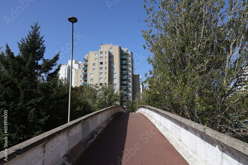 Passerelle piétonne de la ville, ville de Créteil, département du Val de Marne, France photo