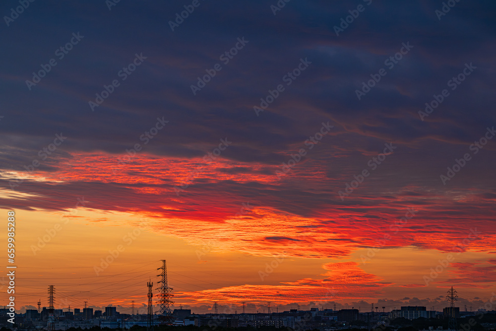 朝焼け雲とシルエットの鉄塔
