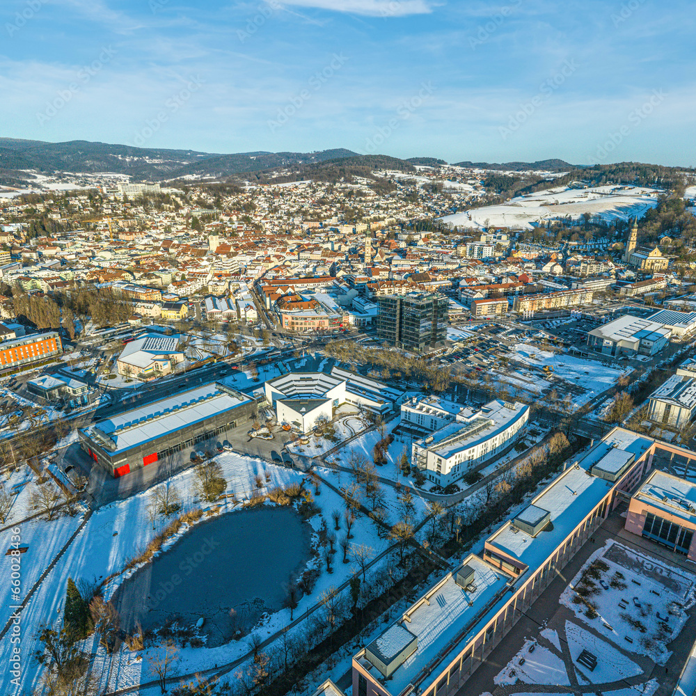 Obraz premium Winterliche Abendstimmung an der Donau in Deggendorf, Blick über die Stadthalle zur Innenstadt
