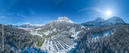 Traumhafter Wintertag an der Talstation der Ehrwalder Almbahn, 360° Rundblick