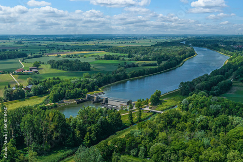 Die Donau in Nordschwaben, Blick auf das Kraftwerk Schwenningen