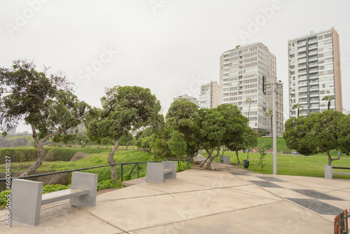 Prédios de luxo ao lado do Parque Maria Reiche em Lima, Peru. Dia nublado.  photo