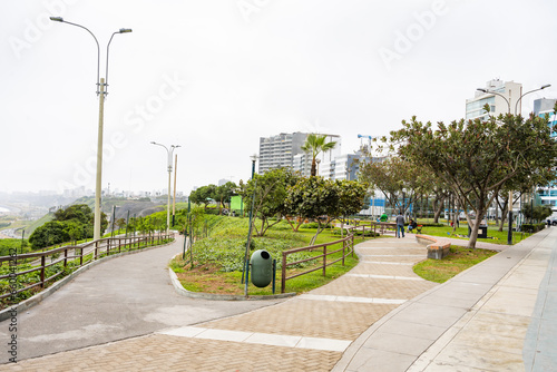 Parque Maria Reiche em dia nublado sem pessoas caminhando. Parque vazio com muito verde, árvores e ruas para caminhada. photo
