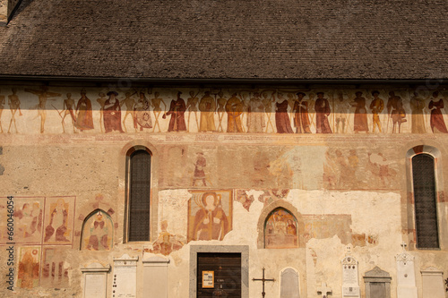 Chiesa di San Vigilio mit ihrem historischen Totentanz photo