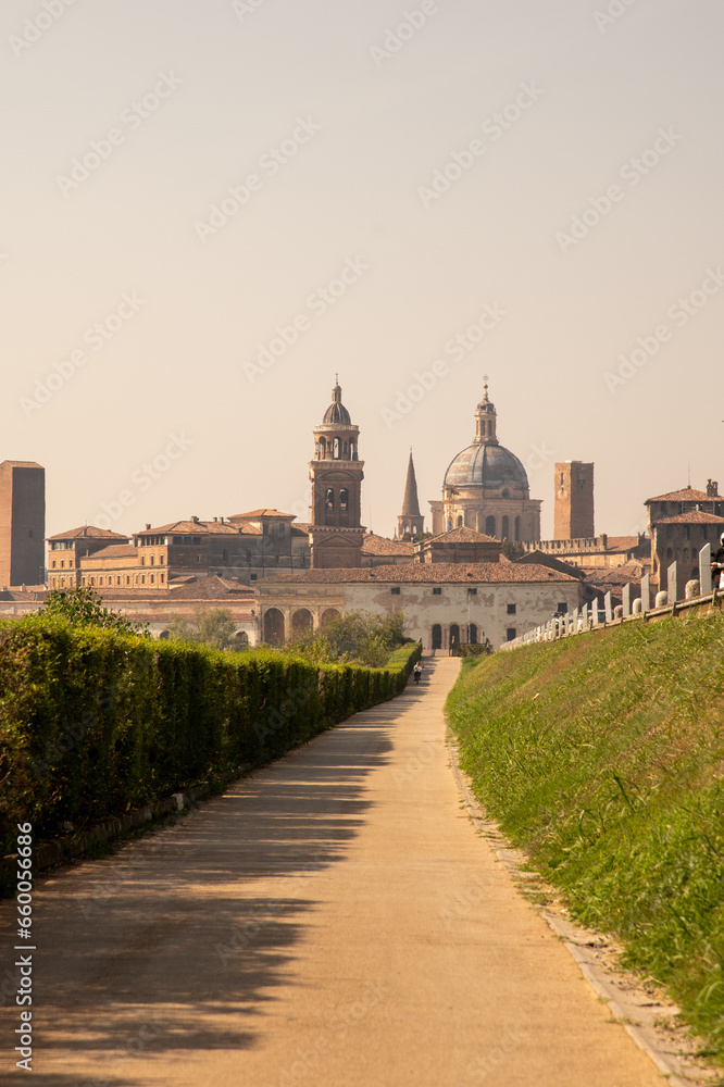 Blick auf die Fassaden der alten historischen Stadt Mantua