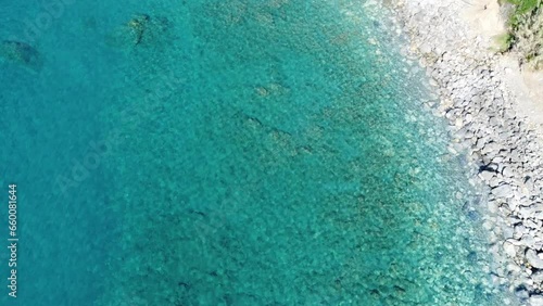 Mare visto dall'alto - acqua turchese cristallina - Ripresa Aerea photo
