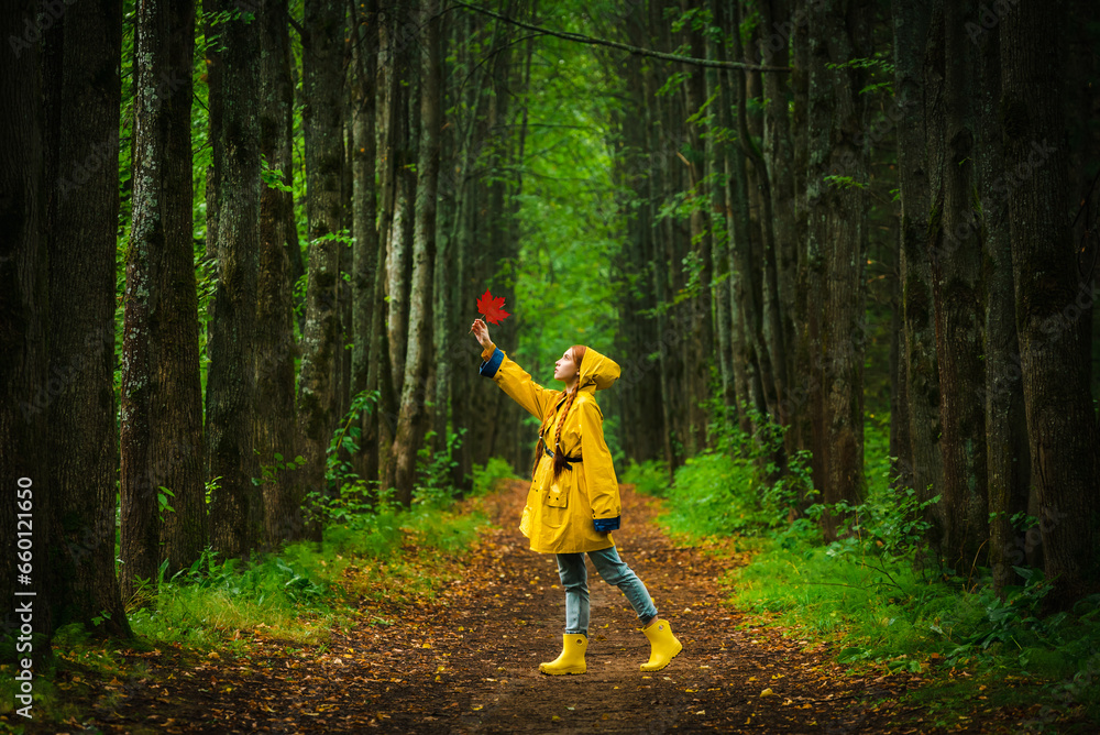Obraz premium Woman in yellow raincoat