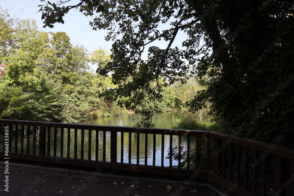 Obraz premium La rivière la Marne, ville de Créteil, département du Val de Marne, France