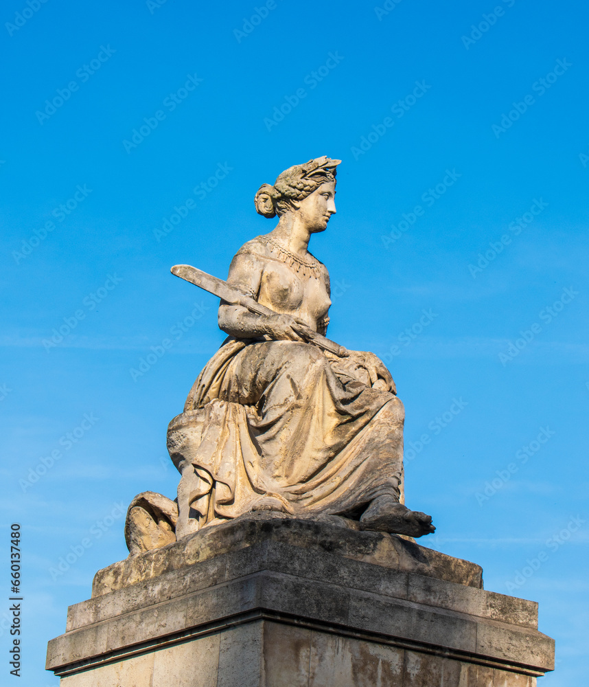 La statue de la Seine sur le pont du Carrousel à Paris, France