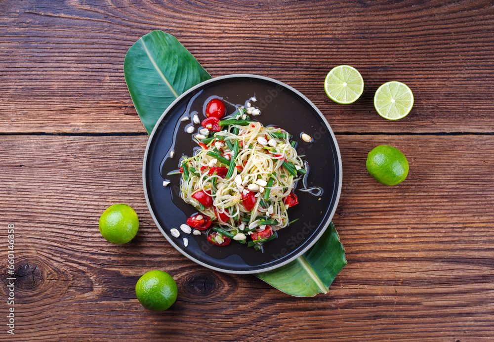 Traditioneller thailändischer grüner Papaya Som Tam Salat mit grünen ...