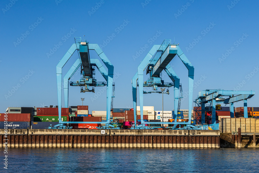 Zwei Containerterminals in einem Industriehafen - obrazy, fototapety, plakaty 