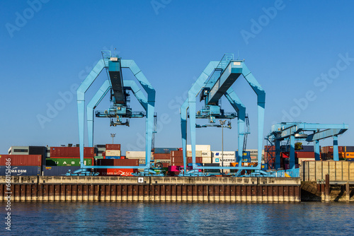 Zwei Containerterminals in einem Industriehafen