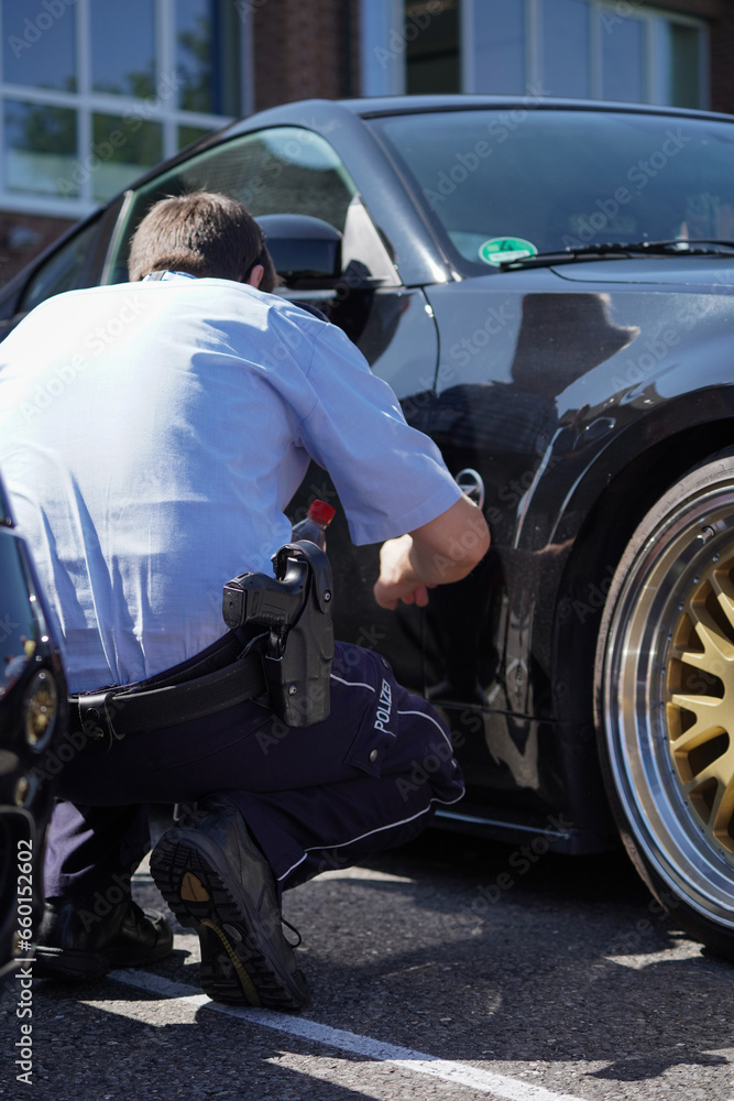 Fototapeta premium Polizist Tuning-Kontrolle