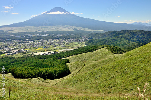 道志山塊 高座山の草原に富士山を眺める 