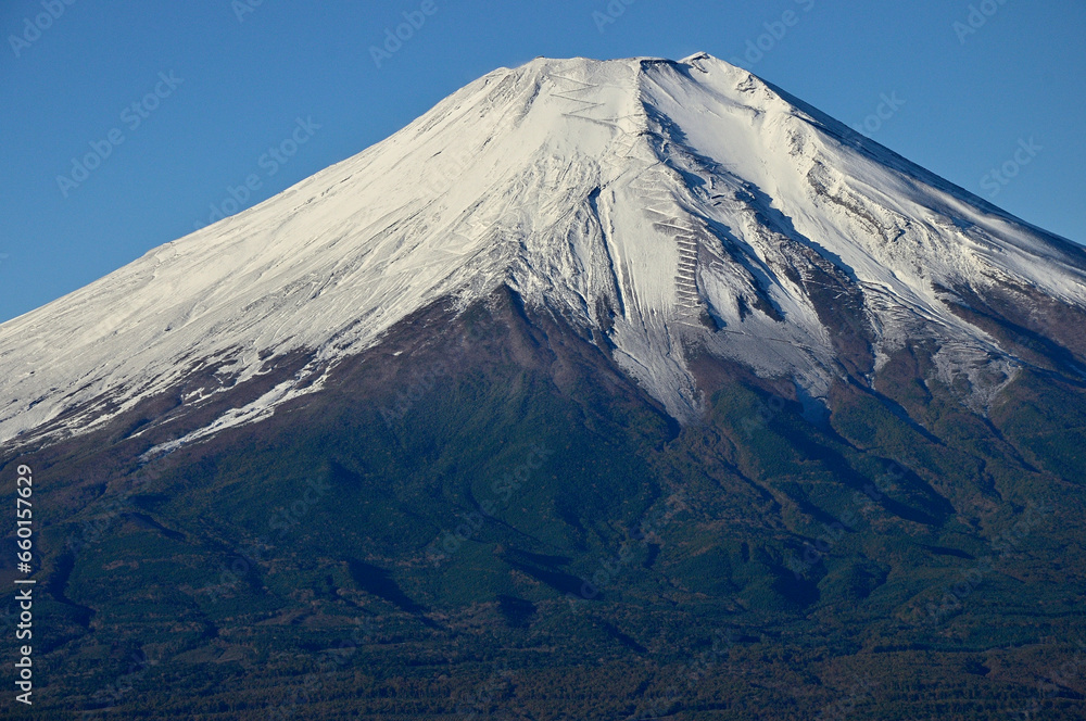 道志山塊の石割山山頂より　雪化粧した富士山
