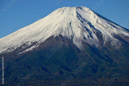 道志山塊の石割山山頂より 雪化粧した富士山 