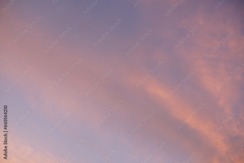 Wolken bedeckter Himmel am Abend mit Sonnenuntergang