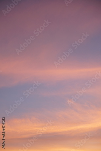 Wolken bedeckter Himmel am Abend mit Sonnenuntergang © darknightsky