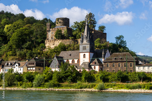 Burg Hohneck (Heimburg) und St Marie Himmelfahrt in Heimbach im romantischen Mittelrheintal photo