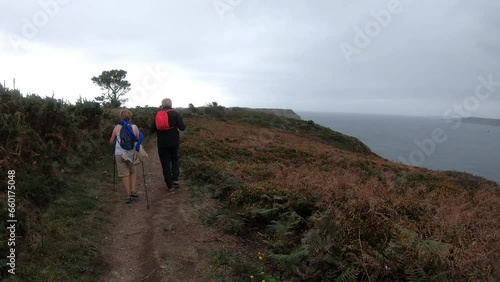 Groupe de randonneurs seniors sur le GR34 dans la presqu'île de Crozon