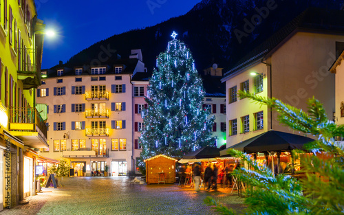 Fotografia Evening landscape of Christmas city streets in Brig, Switzerland