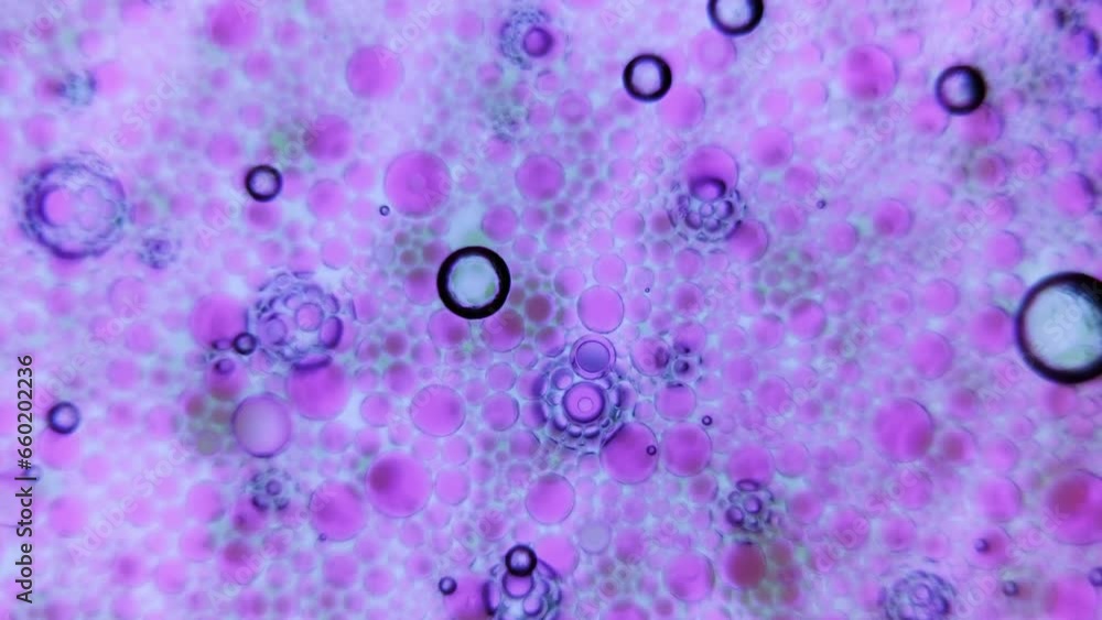 ミクロの世界の液体の泡、無数の球体が層になって降り注ぐ ミクロの世界の液体の泡、無数の球体が層になって降り注ぐ