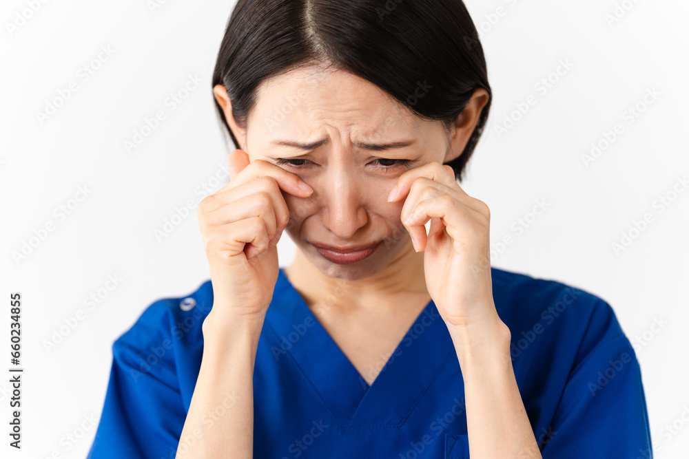 スクラブを着ている若い女性　医療イメージ	