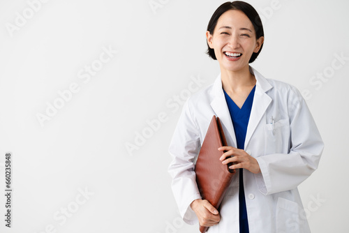 白衣を着ている若い女性 医療イメージ