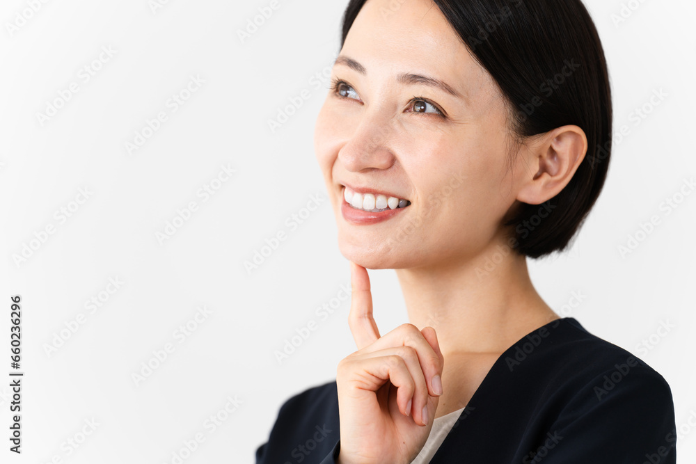 ビジネススーツを着ている若い女性　ビジネスイメージ