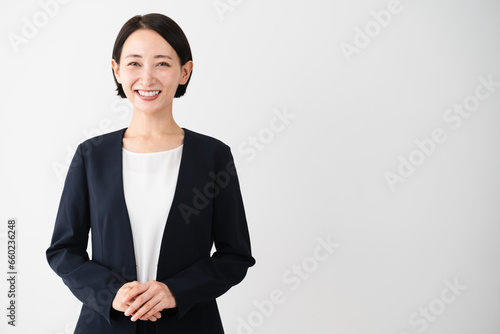 ビジネススーツを着ている若い女性　ビジネスイメージ