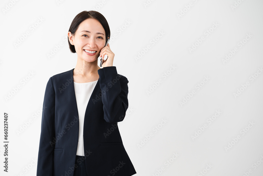 ビジネススーツを着ている若い女性　ビジネスイメージ