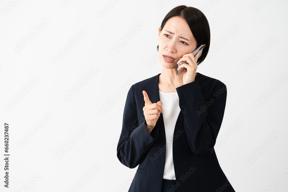ビジネススーツを着ている若い女性 ビジネスイメージ ビジネススーツを着ている若い女性 ビジネスイメージ