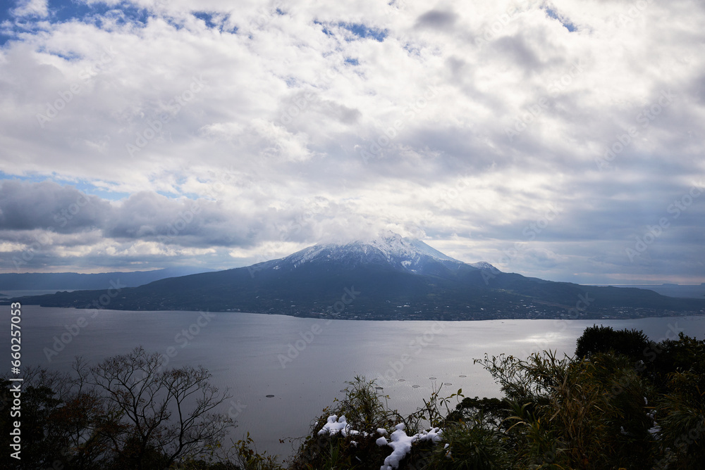 山の上から眺める冬の桜島