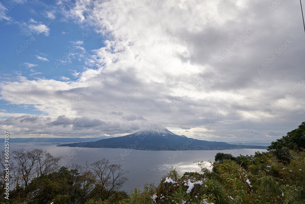 白い雪が積もる桜島の山頂