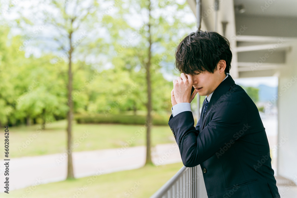 スマホ・スマートフォンを使いながら悩むアジア人ビジネスマン・新入社員
スマホ・スマートフォンを使いながら悩むアジア人ビジネスマン・新入社員