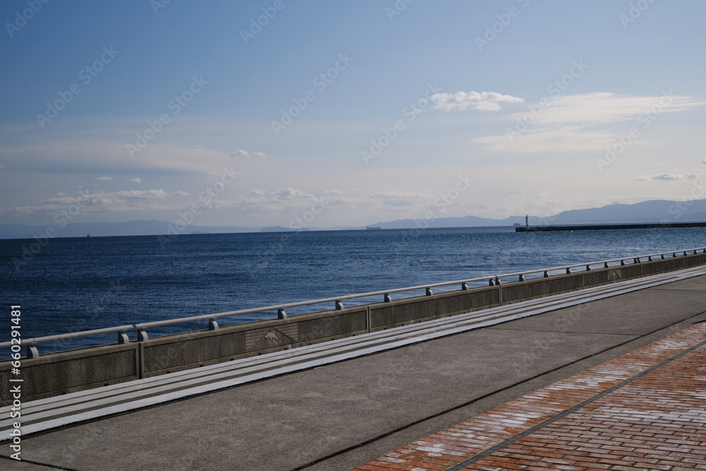 マリンポートかごしまの穏やかな海の風景