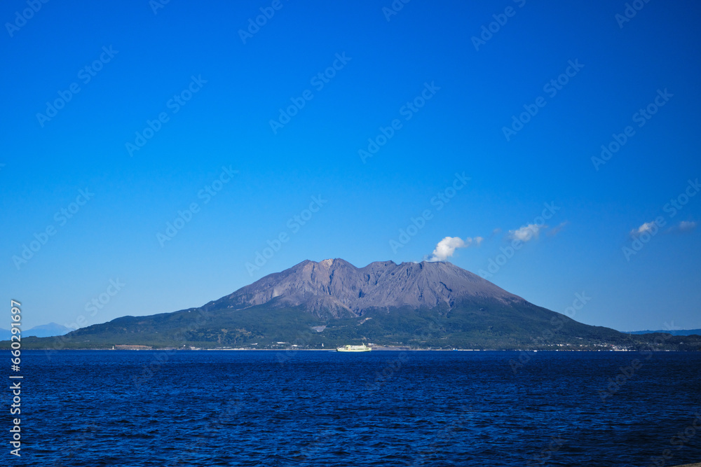桜島と垂水フェリーの青い空
