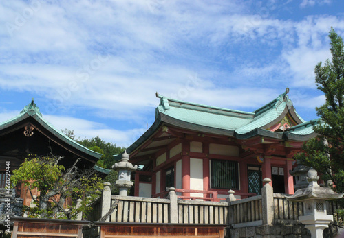 森の中の神社。 日本の伝統的建造物。 岡山県倉敷市鴻八幡宮。