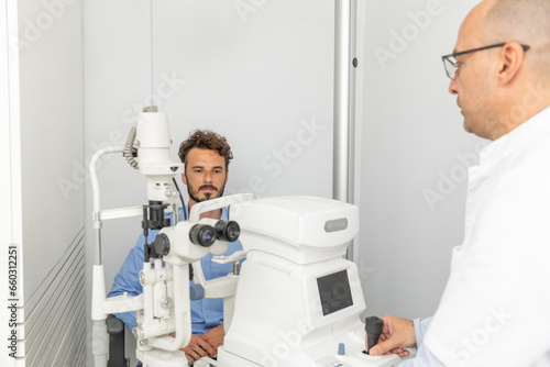 Examination of the eyes and vision. Comprehensive eye examination