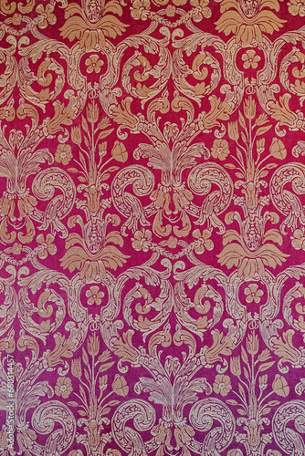 Baroque wallpaper woth floral decoration