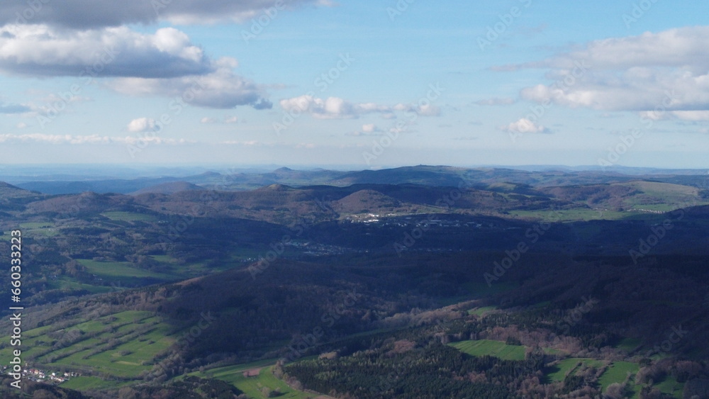 Luftbildaufnahme der Schwarzen Berge der Bayerischen Rhön im Sommer